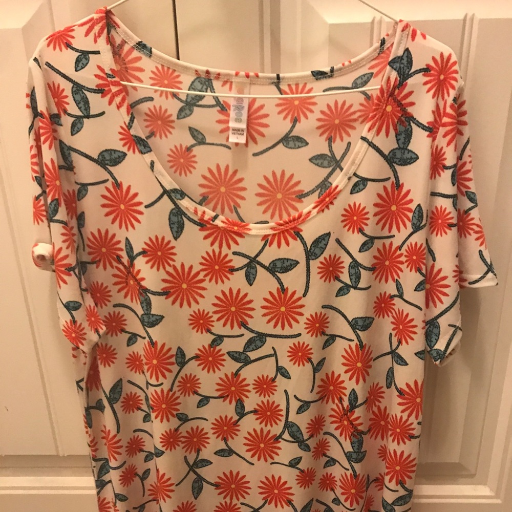 NWOT Lularoe Classic Tee- Large